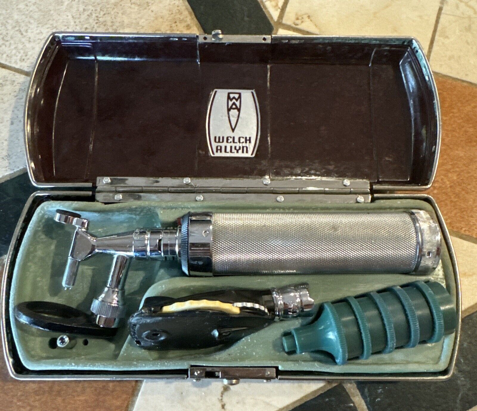 Vintage Welch Allyn Opthalmoscope Otoscope Diagnosetic Set With Bakelite Case