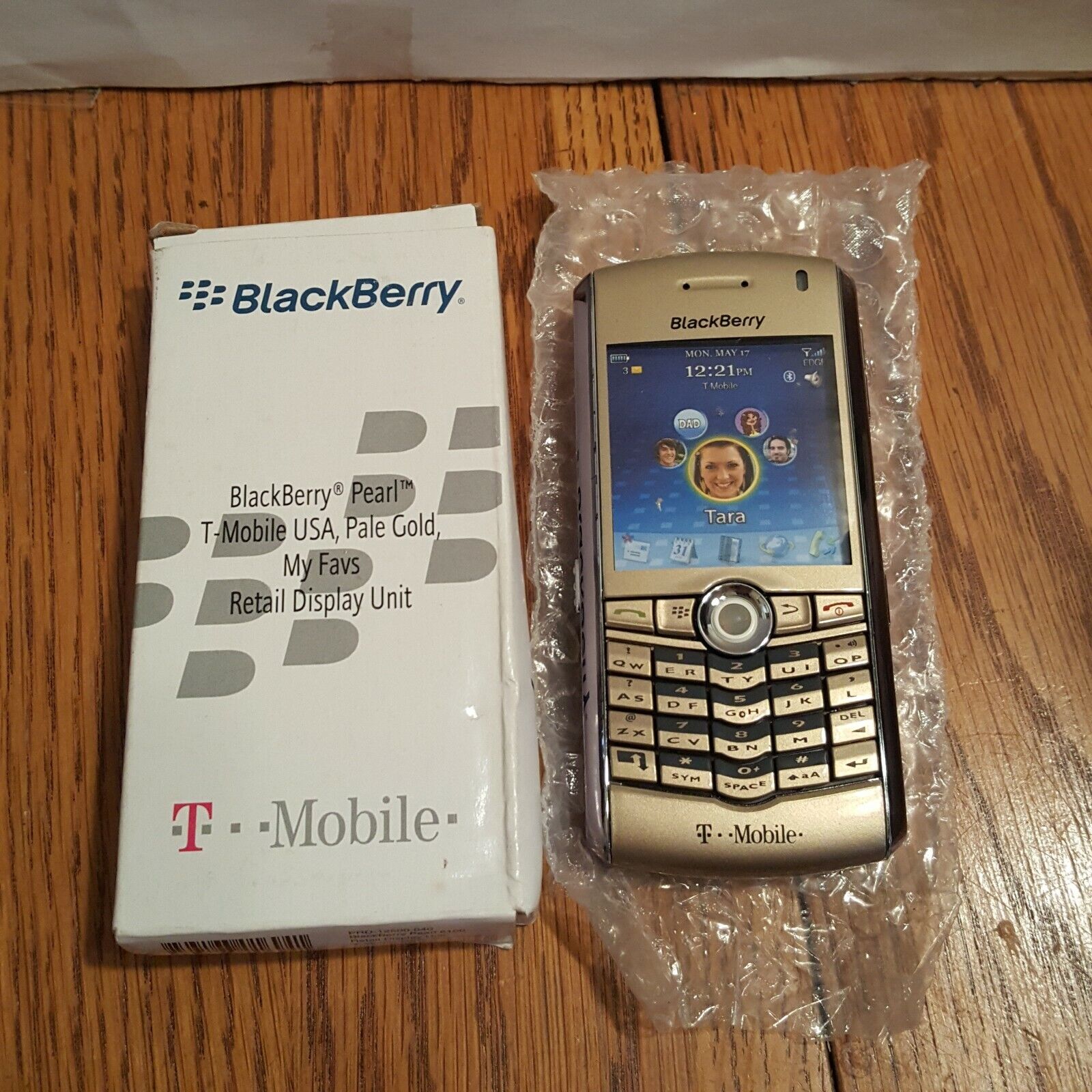 BlackBerry Pearl 8100 Retail Display Unit - Pale Gold - Fake play movie Prop D3